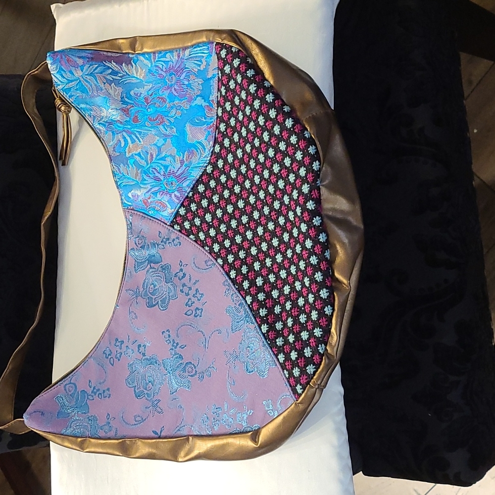 Shoulder bag in bronze,  pink, blue black and grey